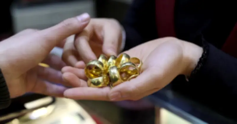 Giá vàng trong nước giảm mạnh, trái ngược với đà tăng của vàng thế giới