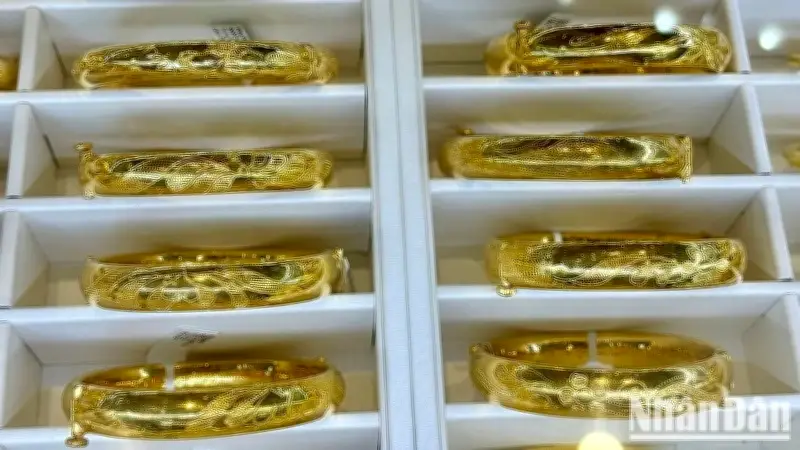 Giá vàng trong nước lao dốc, thế giới chạm mốc 5.000 USD/ounce