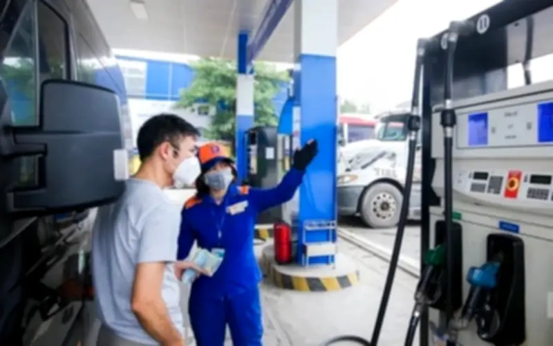 Giá Xăng Dầu Biến Động Mạnh: Xăng E5 Giảm, Dầu Tăng Cao Từ Ngày 12/3