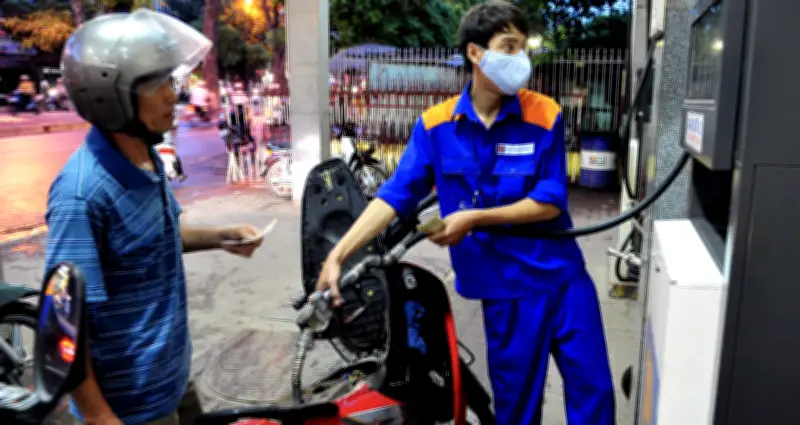 Giá xăng dầu giảm mạnh, có loại hạ tới gần 8.000 đồng/lít