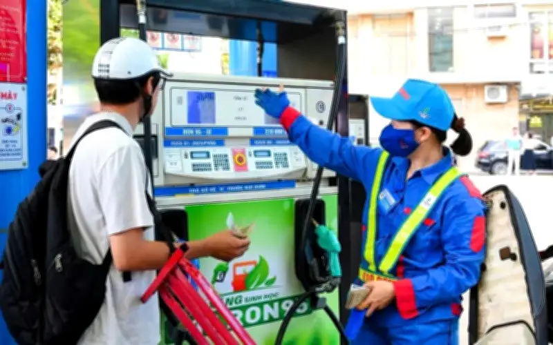 Giá xăng dầu giảm mạnh gần 5.000 đồng/lít, về mức 28.000 đồng/lít