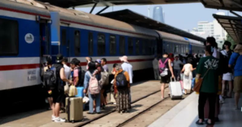 Giá xăng dầu giảm mạnh, ngành đường sắt điều chỉnh giảm giá vé và cước vận chuyển