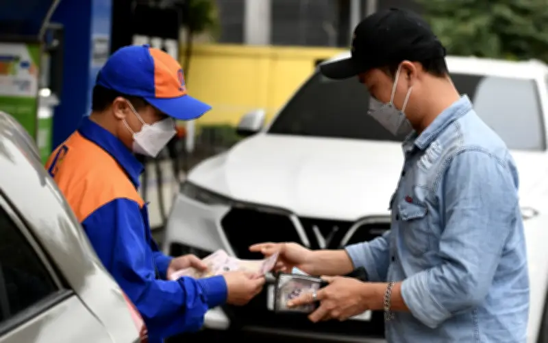 Giá xăng dầu giảm mạnh sau 4 phiên tăng liên tiếp, Quỹ bình ổn được chi hỗ trợ