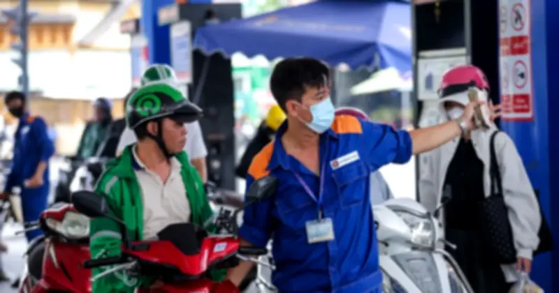 Giá xăng dầu thế giới tăng mạnh, trong nước được bình ổn bằng quỹ