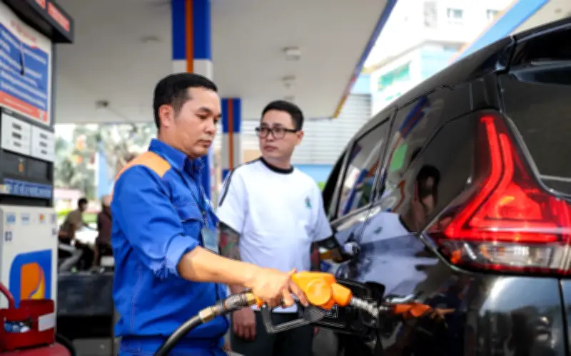 Giá xăng dầu tiếp tục giảm mạnh, xăng RON95 giảm gần 600 đồng/lít