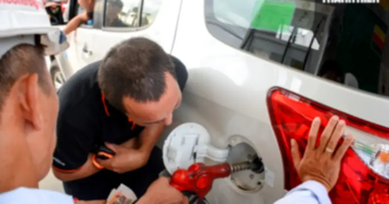 Giá xăng dầu tăng mạnh, người dân đổ xăng dồn dập và lưu ý về thói quen lắc xe