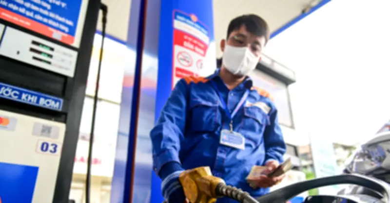 Giá xăng dầu tăng vọt do khủng hoảng Trung Đông, đe dọa tăng trưởng kinh tế Việt Nam