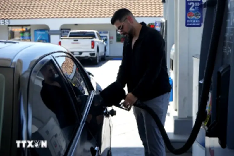 Giá xăng Mỹ vượt ngưỡng 4 USD/gallon, cao nhất trong hơn 2 năm