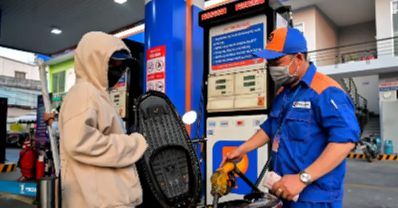 Giá xăng RON 95 tăng mạnh, vượt mốc 29.000 đồng/lít
