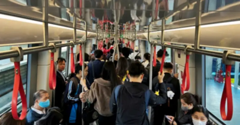 Giá xăng tăng cao, người dân Hà Nội đổ xô sử dụng phương tiện công cộng