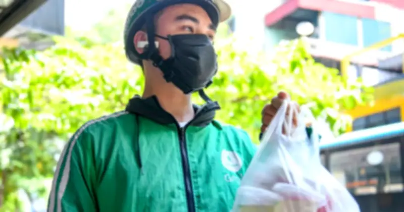 Giá xăng tăng, dịch vụ giao hàng và quán ăn tại Hà Nội đồng loạt nhích giá