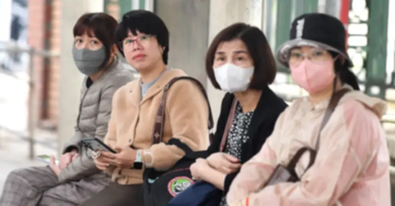 Giá xăng tăng, hành khách đổ xô đi tàu điện và xe buýt tại Hà Nội