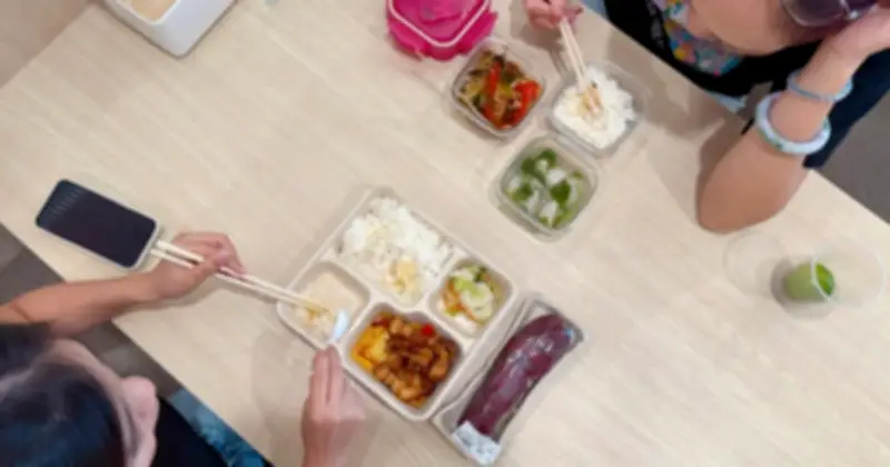 Giá Xăng Tăng Kéo Theo Làn Sóng Tăng Giá Đồ Ăn, Dân Văn Phòng TP.HCM Chuyển Sang Mang Cơm Nhà