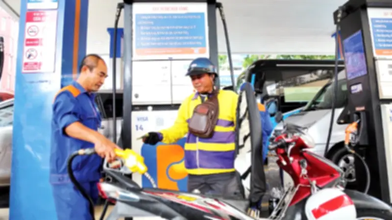 Giá xăng tăng kéo theo loạt dịch vụ vận tải điều chỉnh giá, người dân chuyển sang phương tiện công cộng