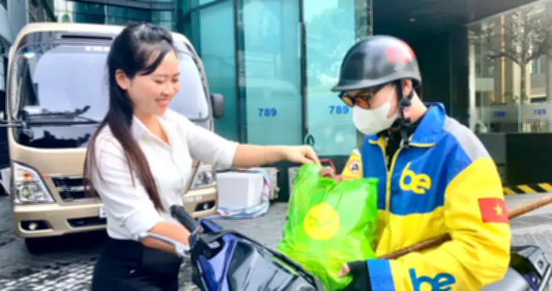 Giá xăng tăng mạnh, dân buôn online xin thêm 5.000 đồng đơn hàng