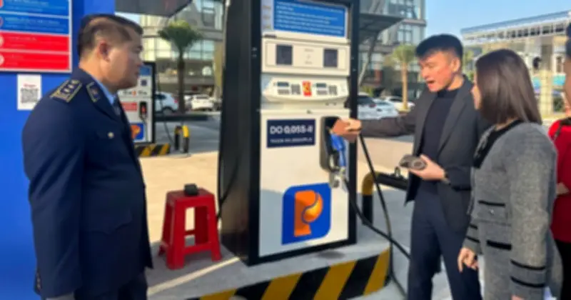 Giá xăng tăng mạnh, người dân đổ xô mua tích trữ, doanh số tăng gấp đôi