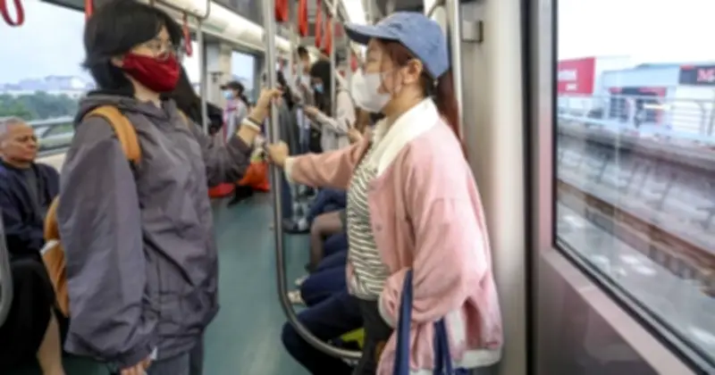 Giá Xăng Tăng, Người Dân Hà Nội Đổ Xô Dùng Tàu Điện Và Xe Điện