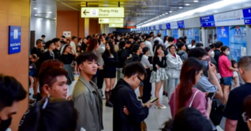 Giá xăng tăng, người dân TP.HCM chuyển hướng sang metro và xe buýt