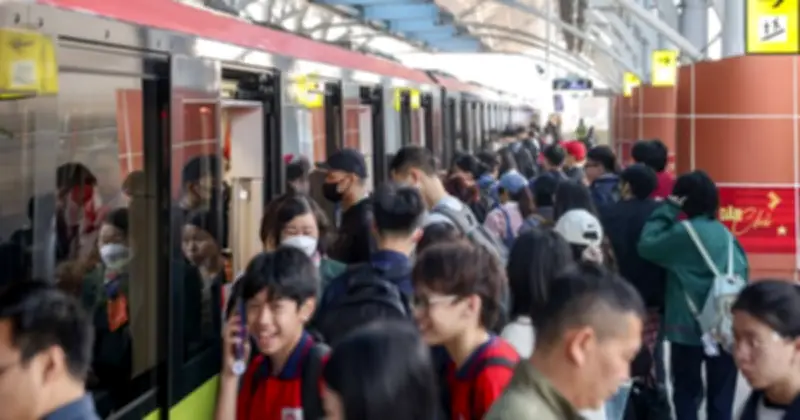 Giá xăng tăng, người dân TP.HCM và Hà Nội đổ xô đi metro, xe buýt điện