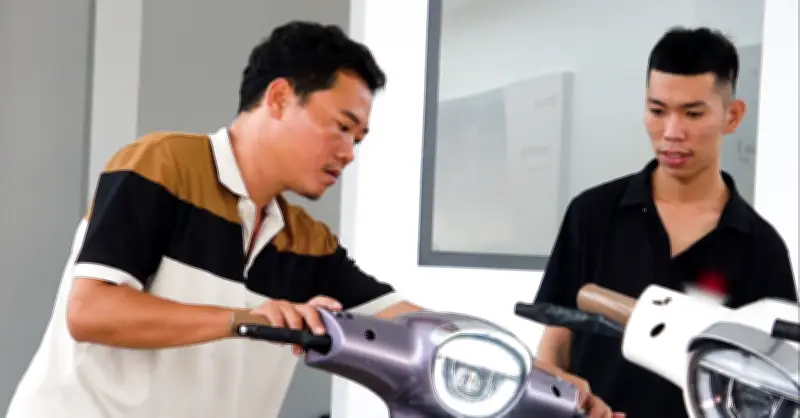 Giá xăng tăng, người dân TP.HCM đổ xô mua xe máy điện để tiết kiệm