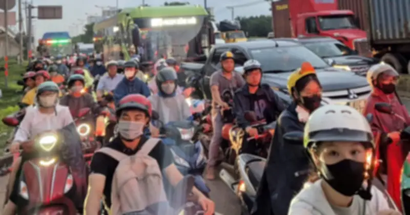 Giá xăng tăng vọt: Áp lực chi phí di chuyển đè nặng lên người trẻ đi làm xa