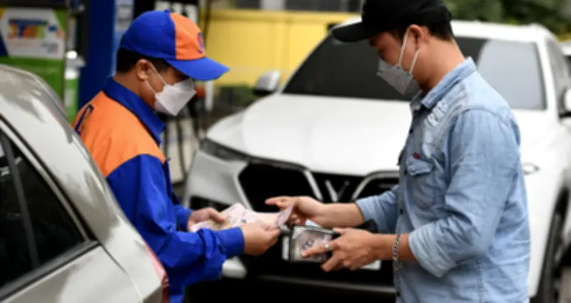 Giá xăng vượt 29.000 đồng/lít, thuế và chi phí chiếm gần 30%