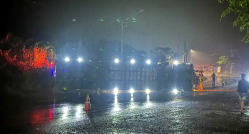 Gia Lai: Xe khách giường nằm lật trong đêm, hai người bị thương