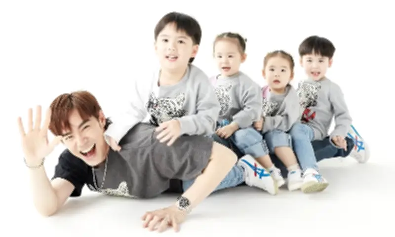 Gia đình tài tử Thái Beam Kawee gây sốt với hai cặp song sinh đáng yêu