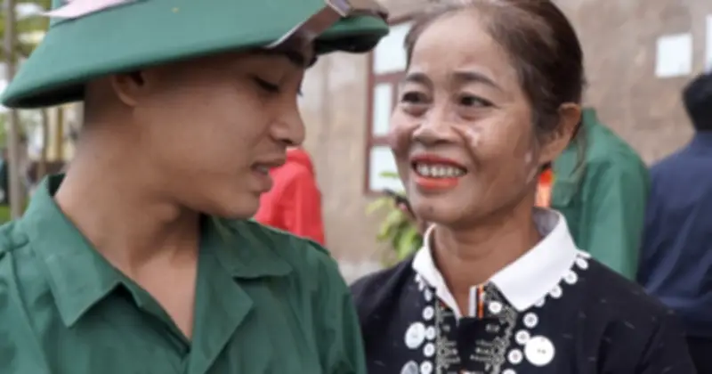 Gia đình vùng cao vượt 70km tiễn con trai nhập ngũ trong ngày đặc biệt