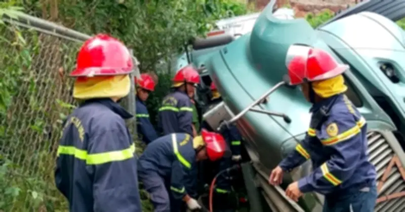 Giải cứu tài xế mắc kẹt trong cabin sau tai nạn nghiêm trọng trên cao tốc