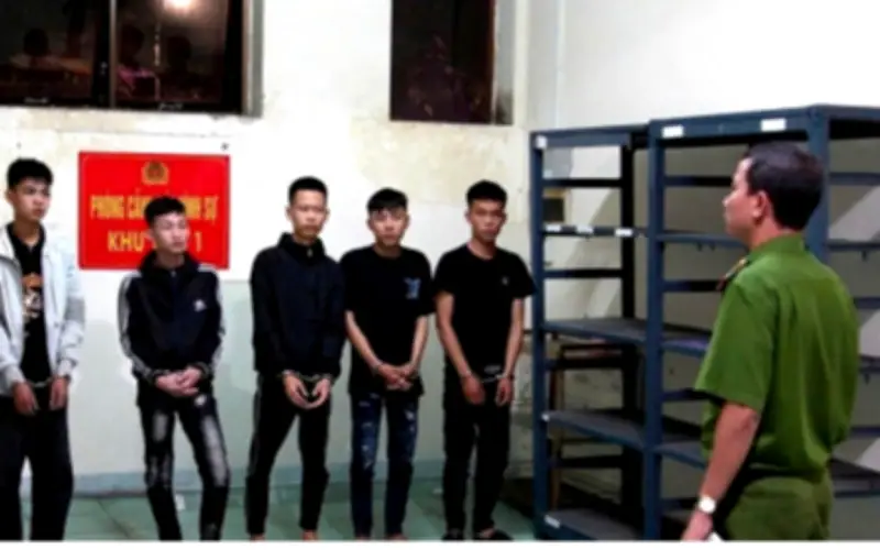 Giải Quyết Mâu Thuẫn Bằng Rựa: 1 Thiếu Niên Tử Vong, 7 Thanh Niên Bị Tạm Giữ