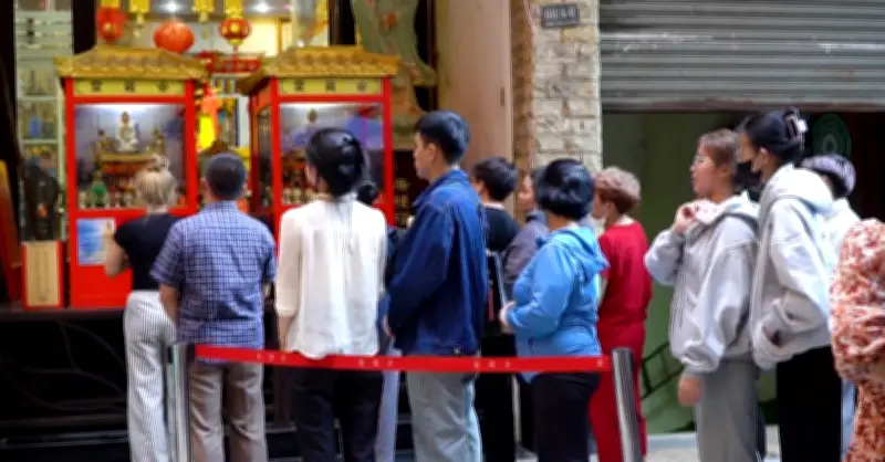 Giới trẻ chen chân xếp hàng xin xăm đầu năm bằng máy tự động