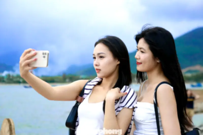 Giới trẻ Đà Nẵng đổ về cảng Liên Chiểu dưới chân đèo Hải Vân để 'sống ảo'