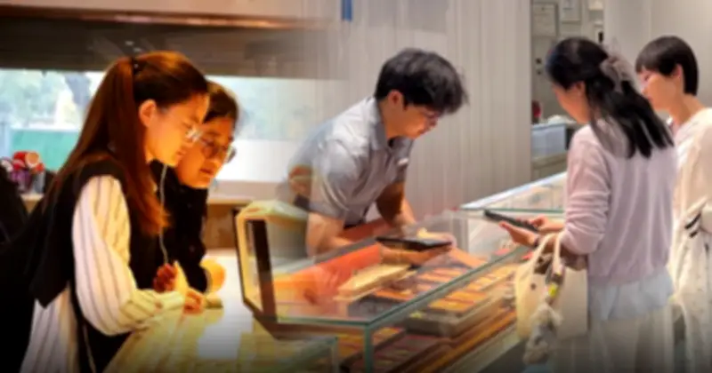 Giới trẻ Trung Quốc coi vàng là 'liều thuốc tinh thần' giữa áp lực cuộc sống