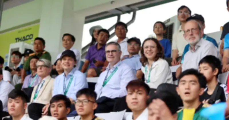 Giáo sư Đức bất ngờ trước chất lượng chuyên nghiệp của giải bóng đá sinh viên Việt Nam