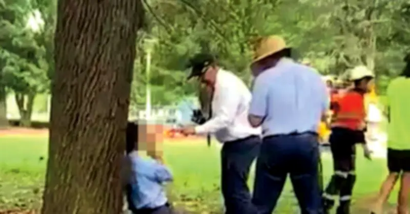 Giáo sư đại học bị đình chỉ vì giả làm học sinh để chụp ảnh ở nước ngoài