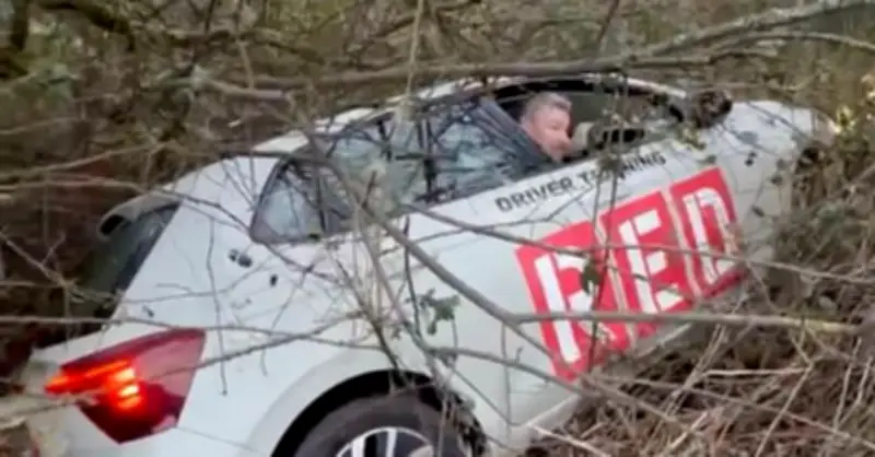 Giáo viên dạy lái say rượu, lao sang bên đường khi đón học viên