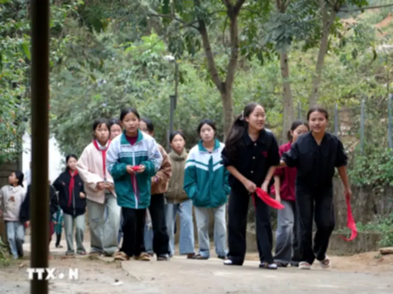 Giáo viên miền núi vận động học sinh trở lại trường sau Tết