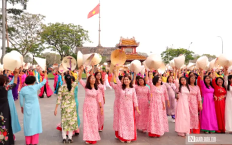 Gần 1.000 phụ nữ Huế đồng diễn áo dài rực rỡ chào mừng Ngày Quốc tế Phụ nữ 8/3