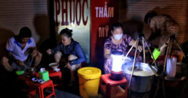 Gánh bánh canh cá lóc 40 năm ở Hóc Môn: Quán mở lúc 1h30 sáng cho 'cú đêm'