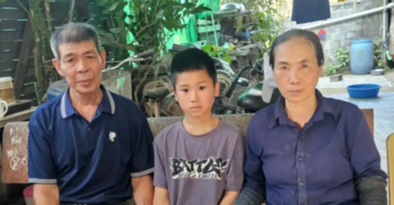 Gánh nặng chống ung thư: Cháu ngoại mồ côi, đôi vai bà gần 70 tuổi gồng gánh