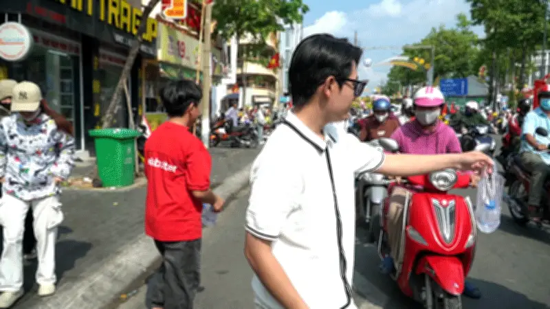 Hộ kinh doanh tại TP.HCM tạm ngừng bán hàng để phát đồ miễn phí cho người dân