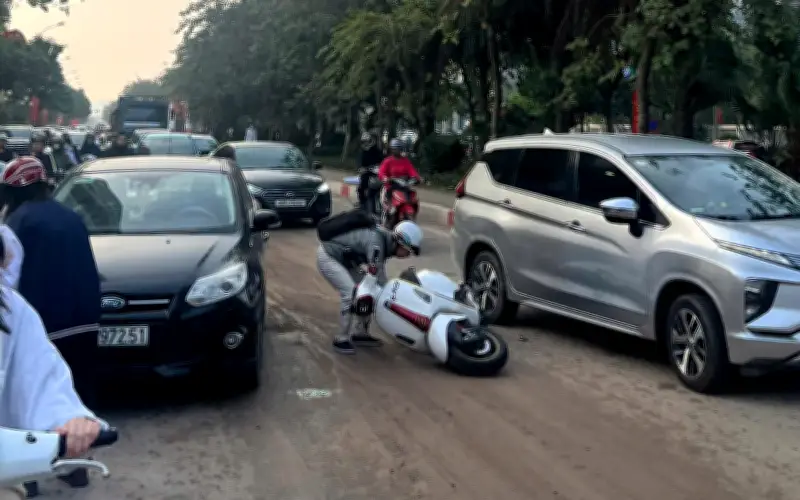 Hà Nội: Bụi đất bủa vây đường phố, hàng chục vụ tai nạn xe máy trong giờ cao điểm