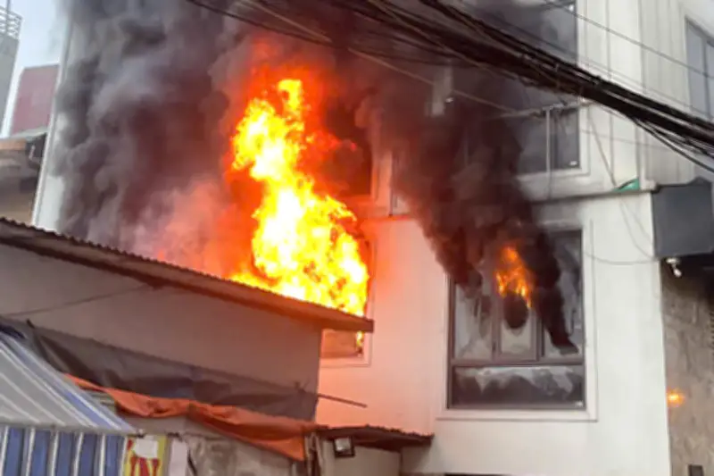 Hà Nội: Cháy dữ dội nhà 7 tầng, hai người đàn ông dũng cảm đục tường giải cứu nạn nhân