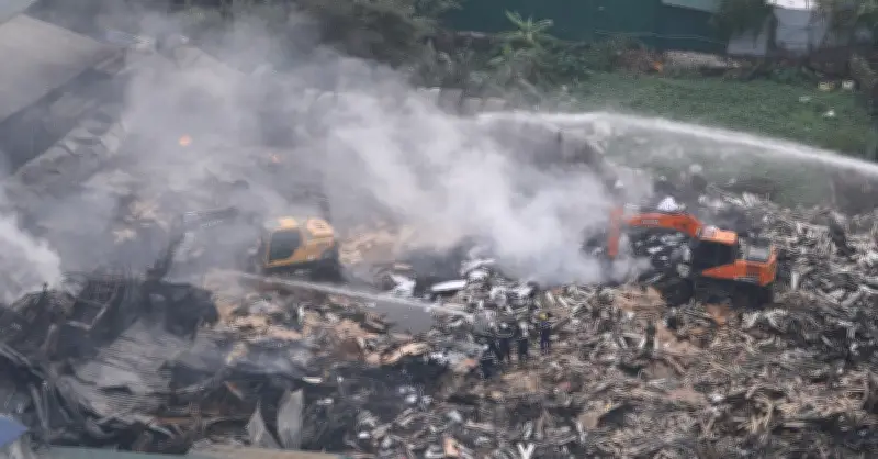 Hà Nội: Cháy lớn kho xưởng gần Bệnh viện K Tân Triều, một người tử vong