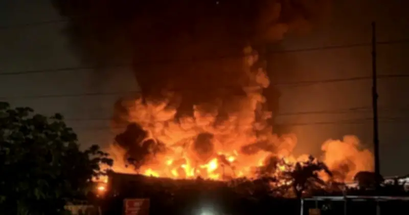 Hà Nội: Cháy lớn tại kho xưởng, lực lượng PCCC xuyên đêm dập lửa