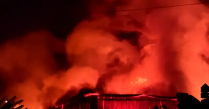 Hà Nội: Cháy lớn tại xưởng gỗ, người dân hoảng loạn tháo chạy