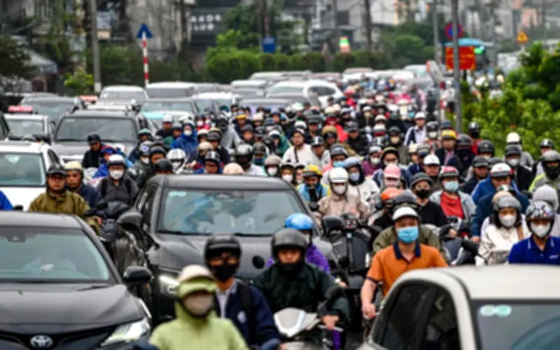 Hà Nội cấm xe qua cầu Long Biên, người dân chật vật tìm cách qua sông Hồng