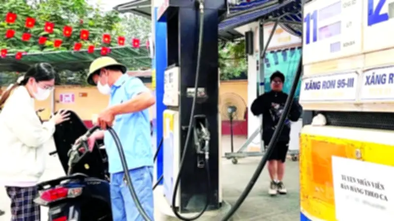 Hà Nội: Cơn sốt xăng dầu tạm lắng, thị trường trở lại bình thường sau những ngày hỗn loạn