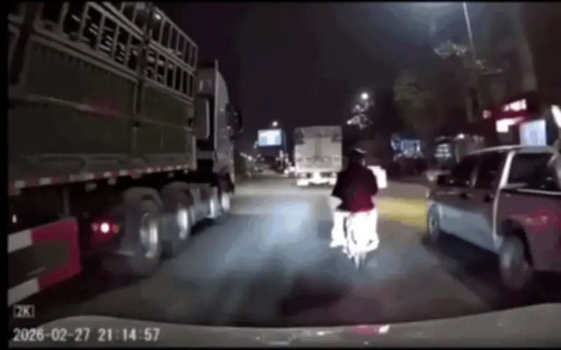 Hà Nội: Công an làm việc với tài xế dừng lại hiện trường vụ xe bán tải tạt đầu xe máy